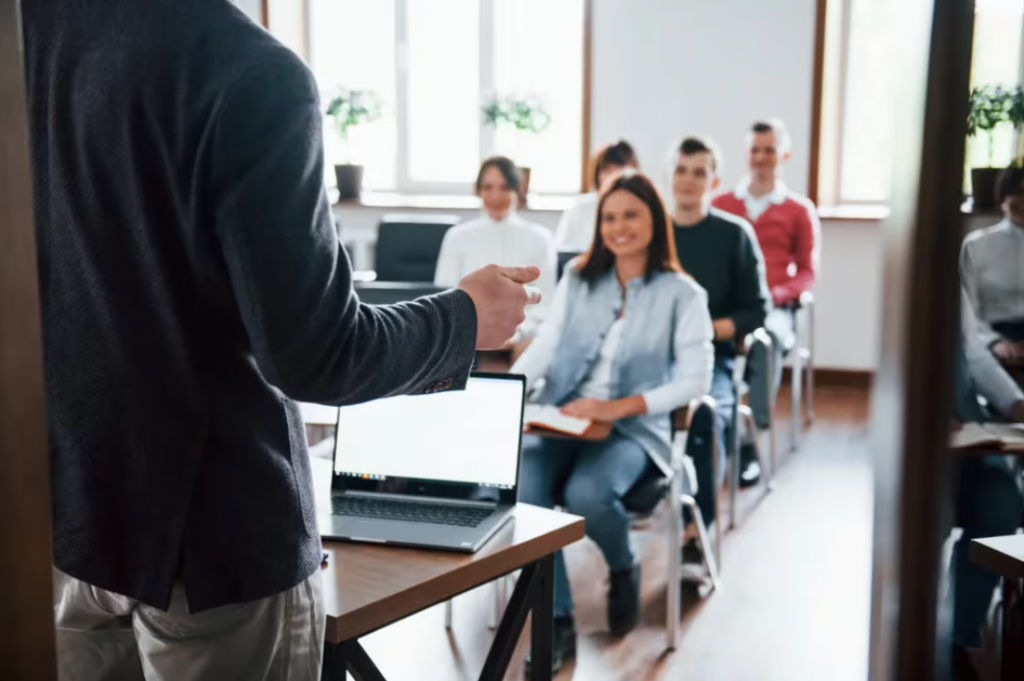 El verdadero significado de ser maestro es enseñar basado en la experiencia práctica y el compromiso. (Freepik)
